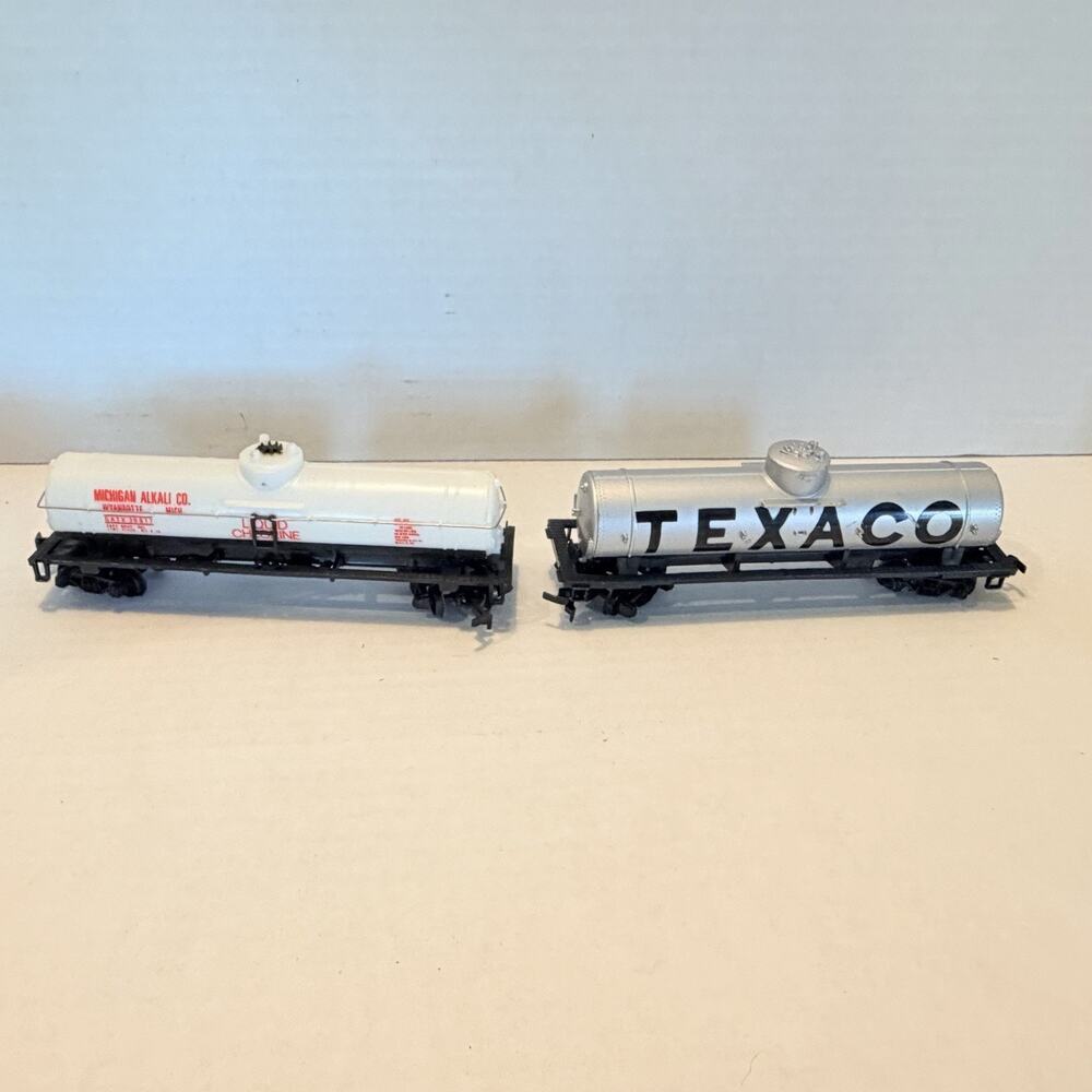 Vintage HO SCALE SET OF 9 LOOSE ROLLING STOCK Car, Tankers Etc - Picture 9 of 11